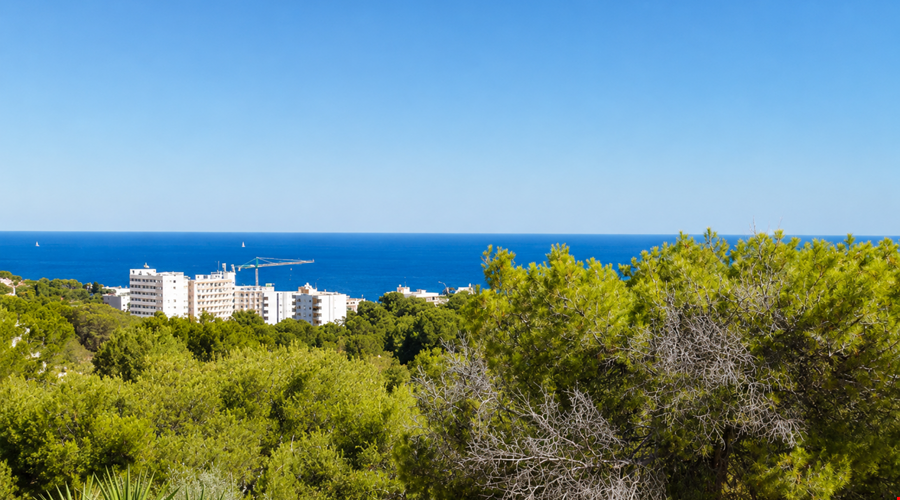 Mediterranean townhouse with private pool and roof terrace for sale in Costa d’en Blanes
