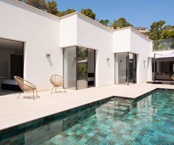 Contemporary five-bedroom villa with saltwater pool and sea views in bendinat