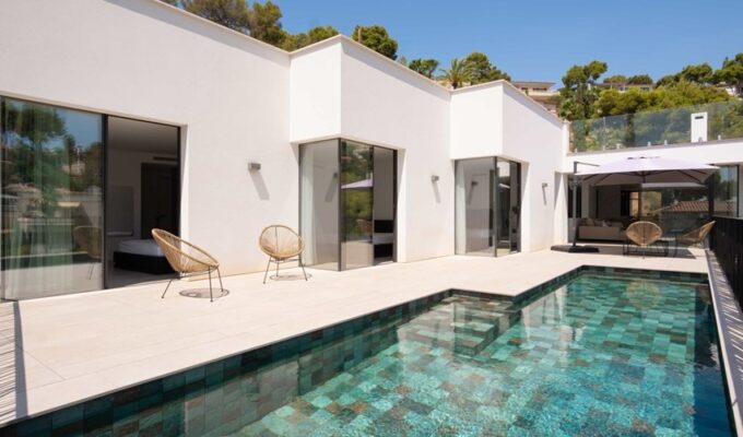 Contemporary five-bedroom villa with saltwater pool and sea views in bendinat