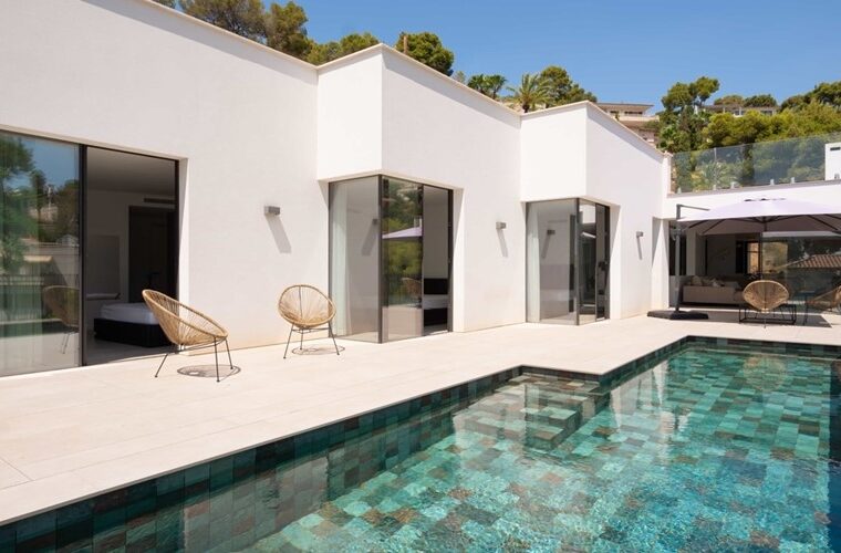 Contemporary five-bedroom villa with saltwater pool and sea views in bendinat