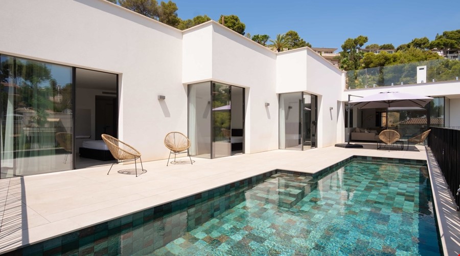 Contemporary five-bedroom villa with saltwater pool and sea views in bendinat