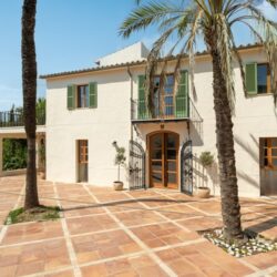 Historic eight-bedroom estate with guest houses and mountain vistas in palma