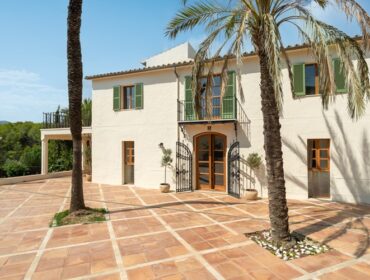 Historic eight-bedroom estate with guest houses and mountain vistas in palma