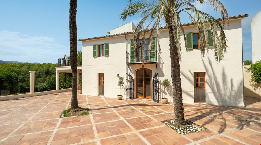 Historic eight-bedroom estate with guest houses and mountain vistas in palma