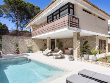 Renovated mediterranean villa with pool and partial sea views for sale in santa ponsa