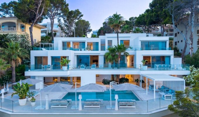 Exceptional frontline coastal residence with five suites in sol de mallorca