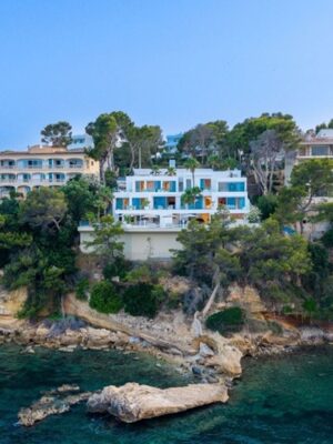 Exceptional frontline coastal residence with five suites in sol de mallorca