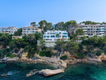 Exceptional frontline coastal residence with five suites in sol de mallorca