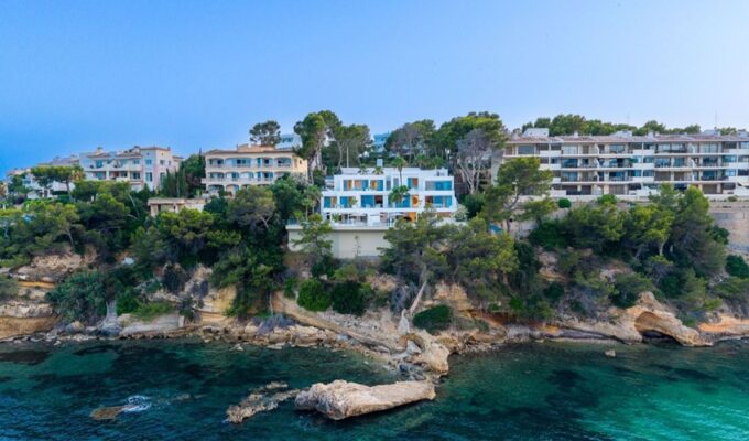 Exceptional frontline coastal residence with five suites in sol de mallorca