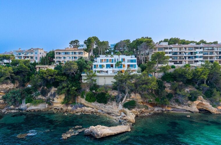 Exceptional frontline coastal residence with five suites in sol de mallorca
