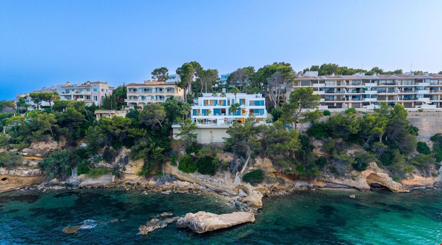 Exceptional frontline coastal residence with five suites in sol de mallorca