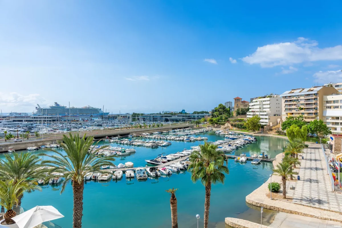 Contemporary three-bedroom apartment with expansive marina-view in Palma