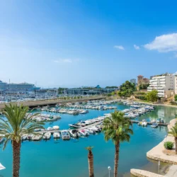 Contemporary three-bedroom apartment with expansive marina-view in palma