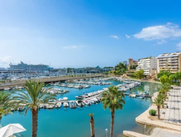 Contemporary three-bedroom apartment with expansive marina-view in palma