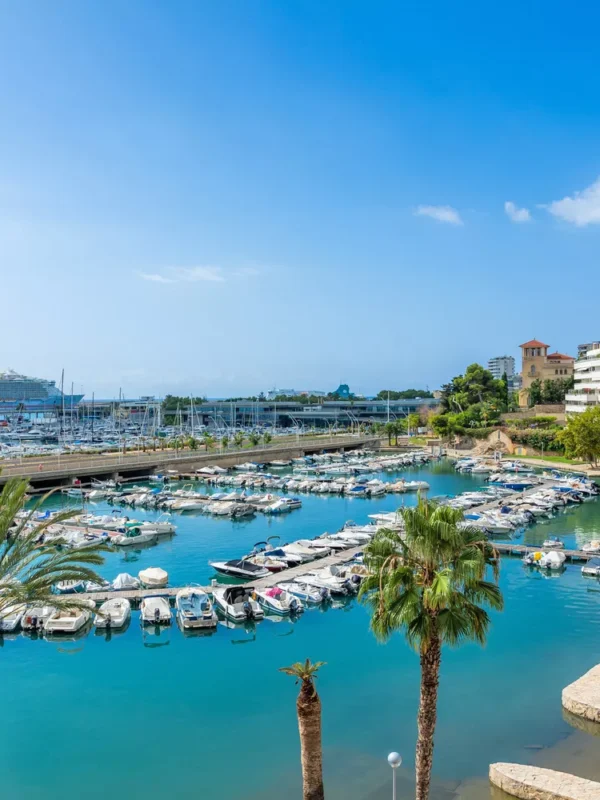 Contemporary three-bedroom apartment with expansive marina-view in palma