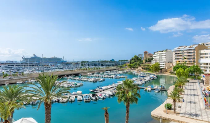 Contemporary three-bedroom apartment with expansive marina-view in palma