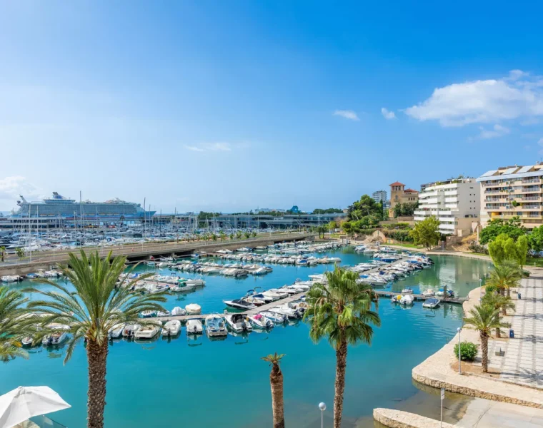 Contemporary three-bedroom apartment with expansive marina-view in palma