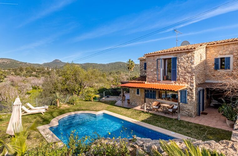 Authentic stone-built country house with private pool in capdellà