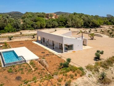 Contemporary four-bedroom country house with panoramic views for sale in llucmajor