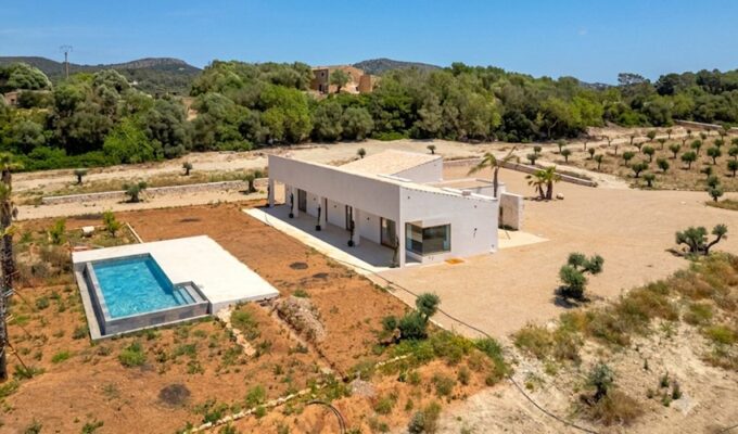 Contemporary four-bedroom country house with panoramic views for sale in llucmajor