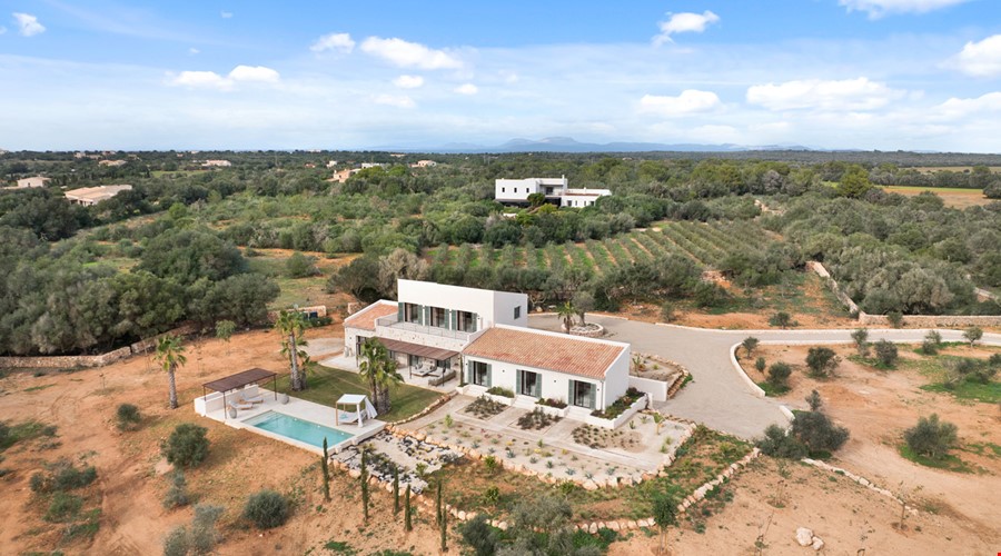 Newly built natural stone country estate with Mediterranean gardens in Ses Salines