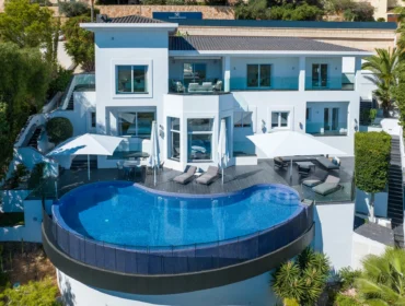 Contemporary five-bedroom villa for sale with panoramic sea views in bendinat