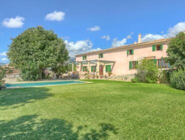 Grand village residence with expansive grounds and flexible living spaces in campanet