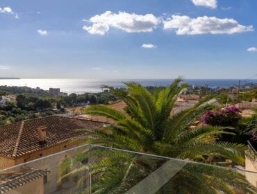 Contemporary sea-view townhouse with private roof terrace for sale in genova