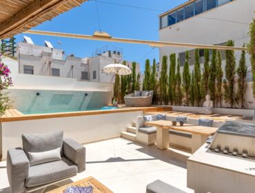 Exquisitely renovated townhouse with pool and roof terrace in molinar