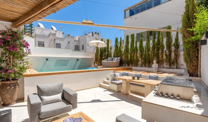 Exquisitely renovated townhouse with pool and roof terrace in molinar