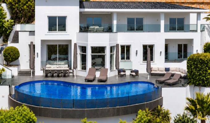 Contemporary five-bedroom villa for sale with panoramic sea views in bendinat