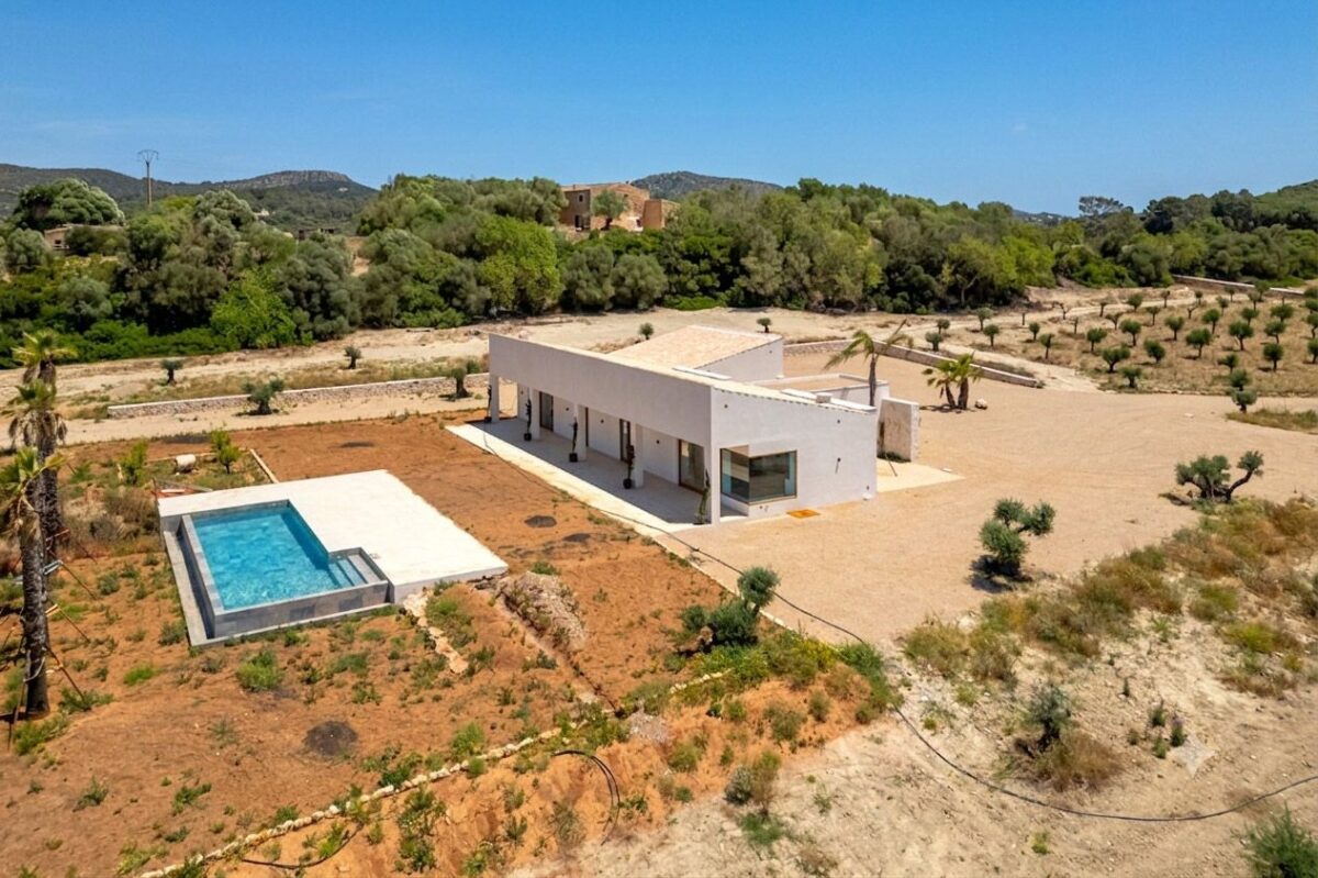Contemporary four-bedroom country house with panoramic views for sale in Llucmajor