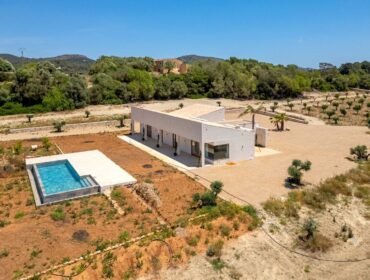 Contemporary four-bedroom country house with panoramic views for sale in llucmajor