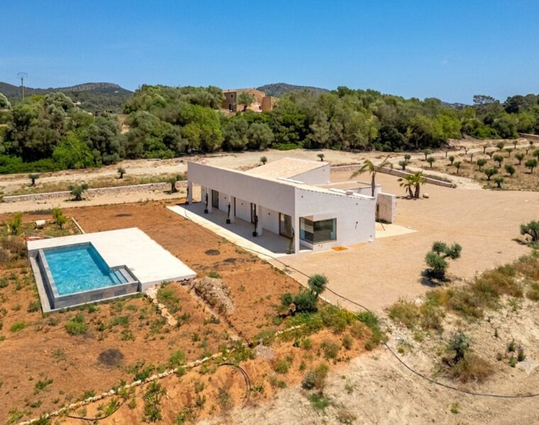Contemporary four-bedroom country house with panoramic views for sale in llucmajor