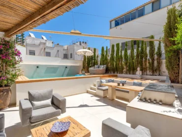 Exquisitely renovated townhouse with pool and roof terrace for sale in palma