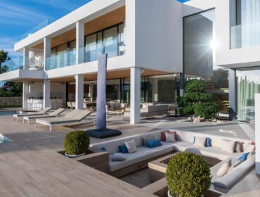Villa santa ponsa: a mediterranean home by porcelanosa