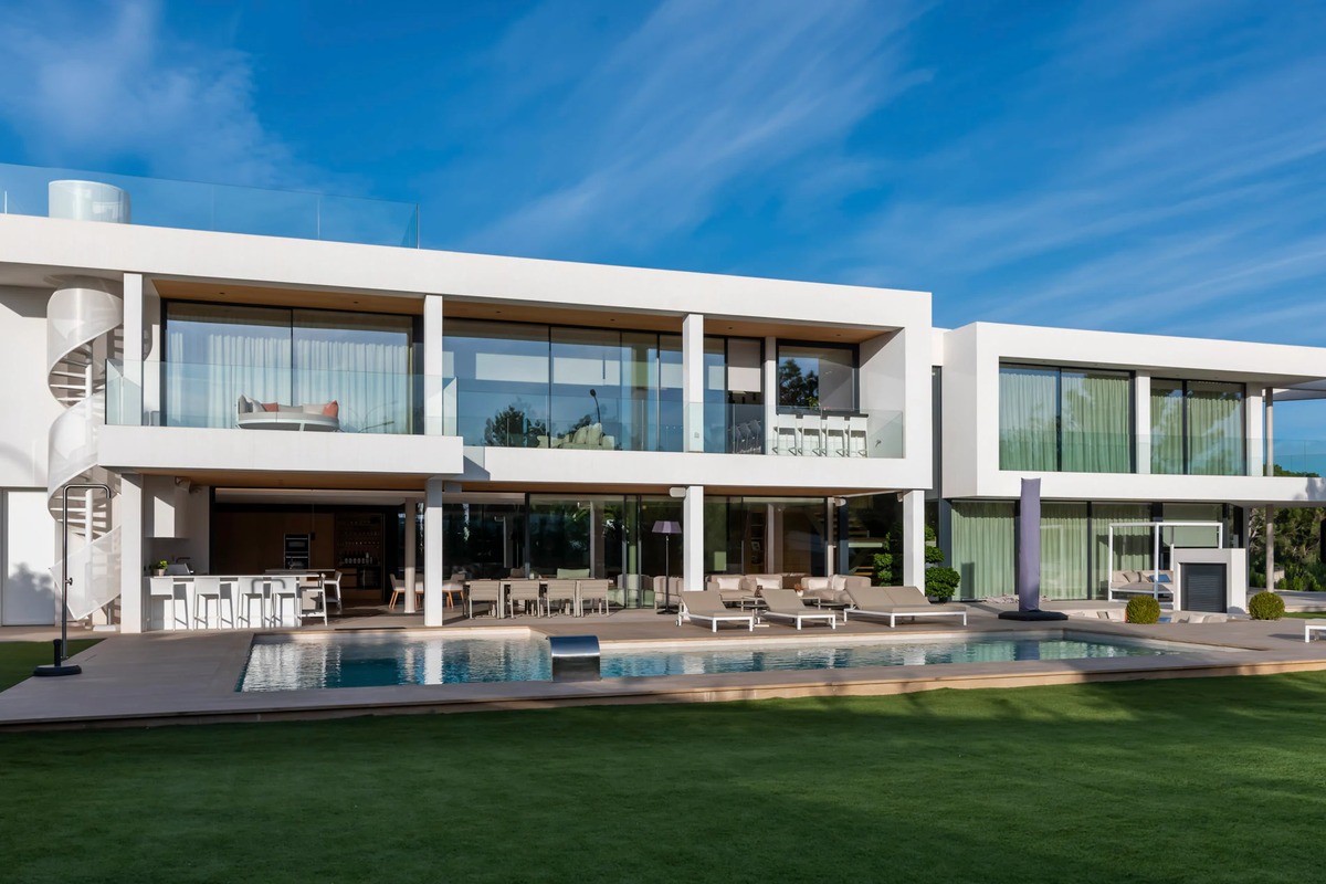 Villa santa ponsa: a mediterranean home by porcelanosa