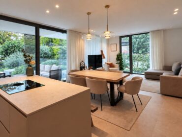 Stylish modern apartment with pool access in cala major