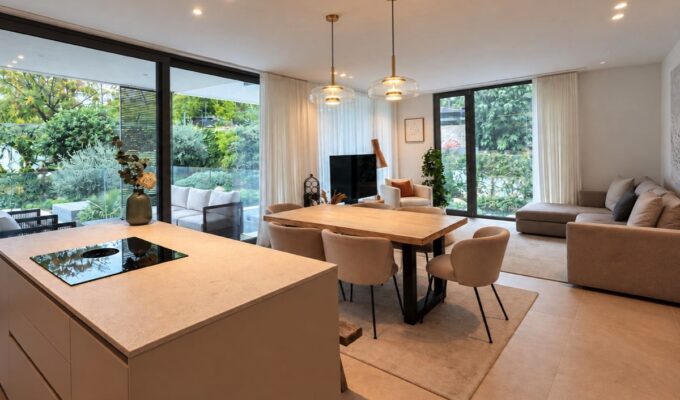 Stylish modern apartment with pool access in cala major