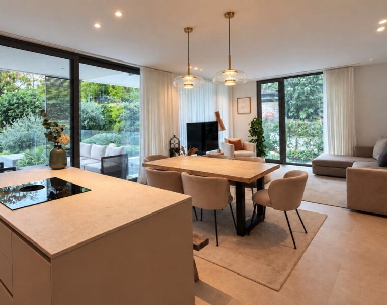 Stylish modern apartment with pool access in cala major