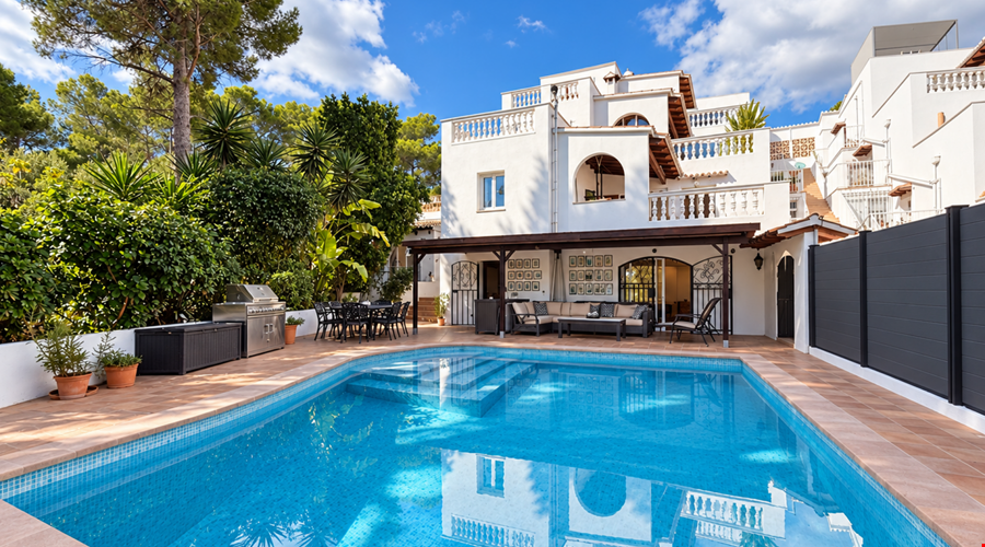 Three-bedroom coastal residence with private pool for sale in Cala Vinyes