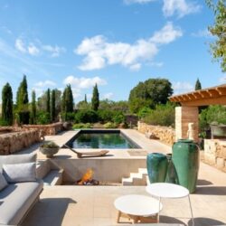 Characterful three-bedroom country house for sale in santa maría del camí