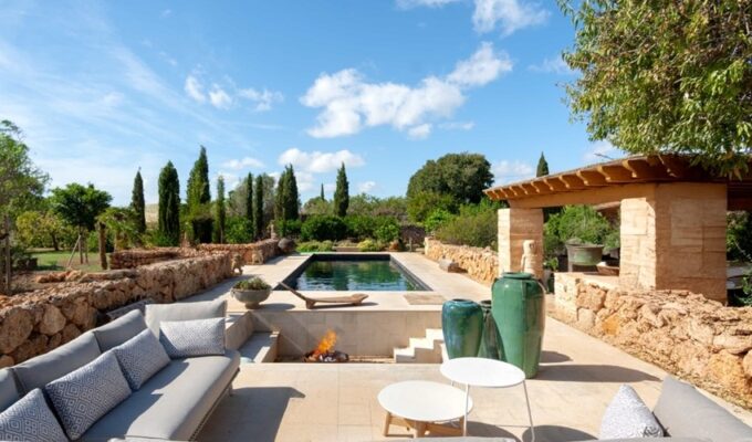 Characterful three-bedroom country house for sale in santa maría del camí
