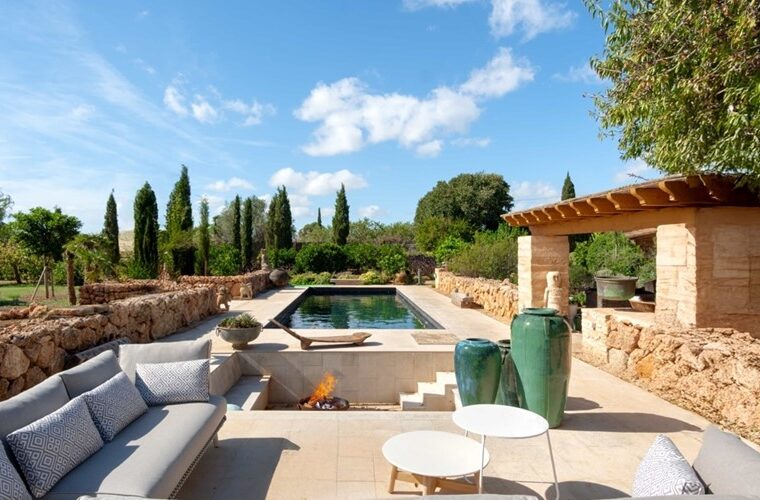 Characterful three-bedroom country house for sale in santa maría del camí