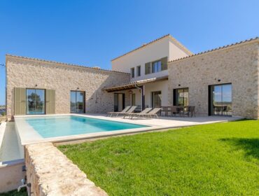 Sustainable four-bedroom country house with authentic charm for sale in sineu