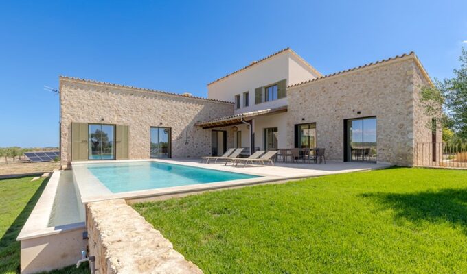 Sustainable four-bedroom country house with authentic charm for sale in sineu