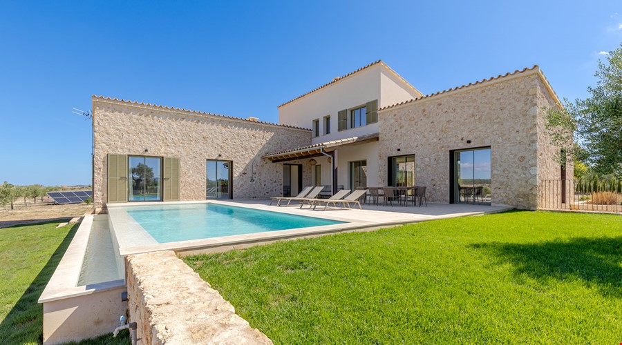 Sustainable four-bedroom country house with authentic charm for sale in Sineu