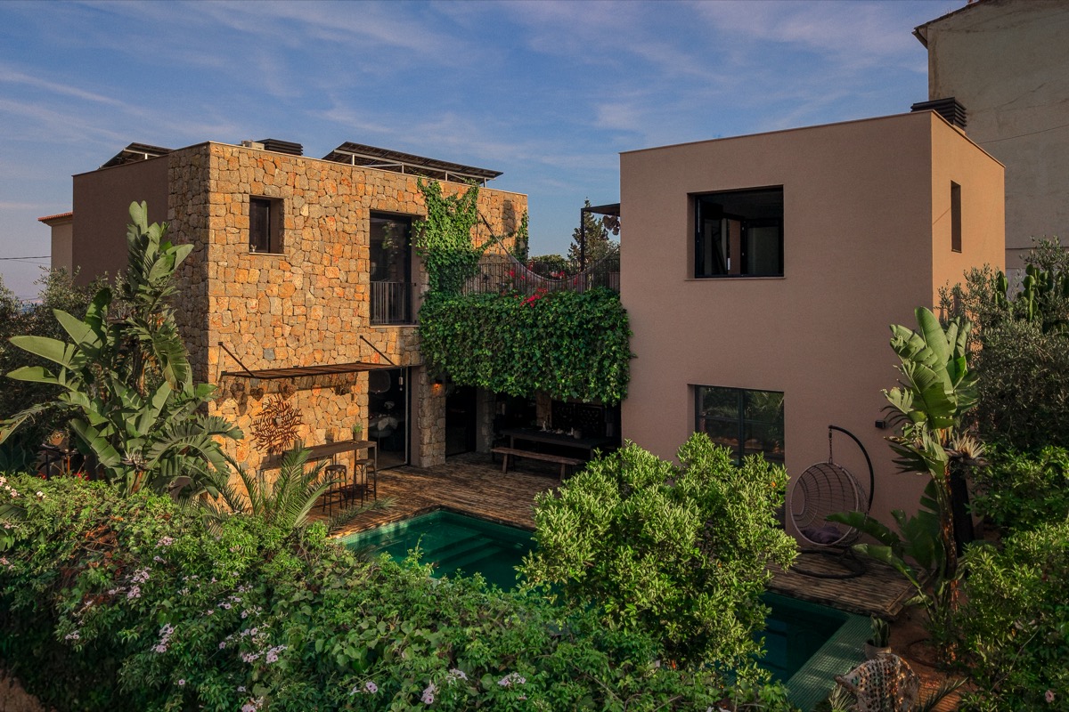 Contemporary four-bedroom villa with saltwater pool and sea vistas in Gènova