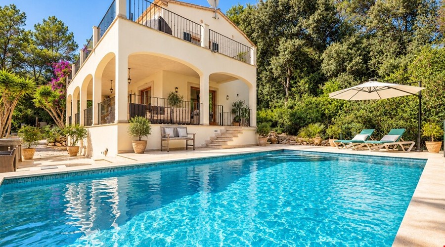 Five-bedroom family country house with mountain views for sale in Pollensa