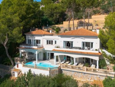 Three-bedroom mediterranean villa with sea views and private pool for sale in portals nous